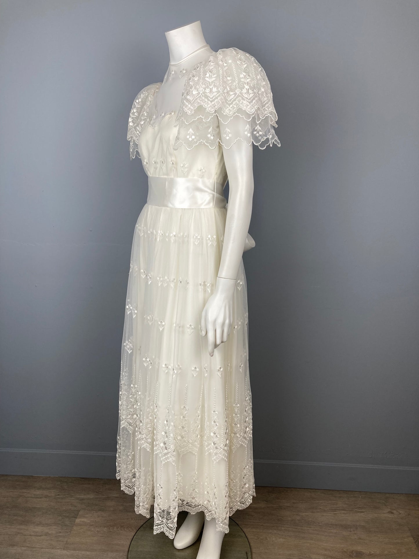 Vintage Embroidered White Tulle Dress, Wedding Dress, Vintage Bridal Dress, Size S/M