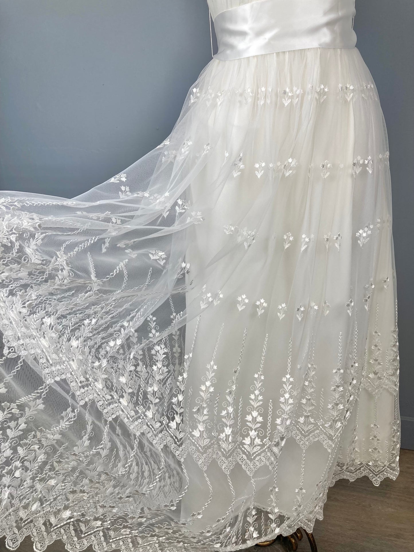 Vintage Embroidered White Tulle Dress, Wedding Dress, Vintage Bridal Dress, Size S/M