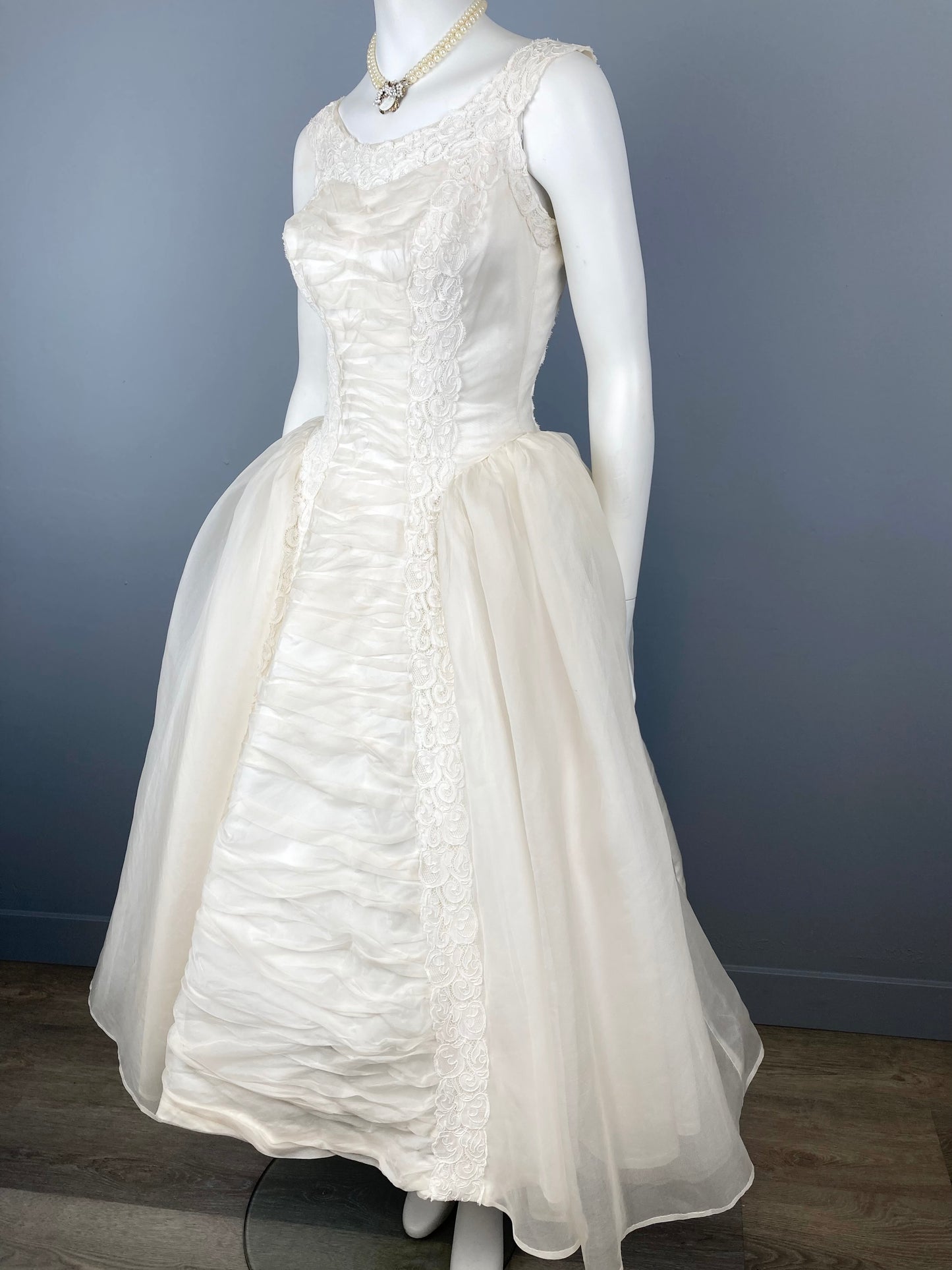 Gorgeous 1950s Wedding Dress, "Doreen", Size S/M