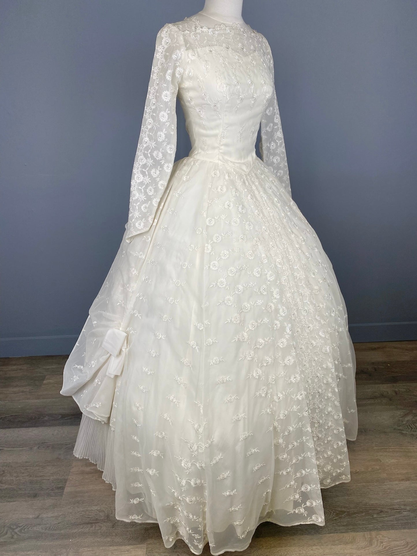 1950/60s Carmen Embroidered Lace Wedding Dress, Size XS